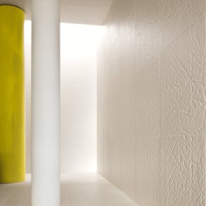 Lazienka wylozona bialym Folded od Raw Edges