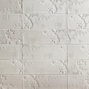 Detal tekstury Bas-Relief Patchwork od Mutina