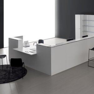 Cokół z anodowanego aluminium pod ladą recepcyjną Qubo