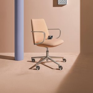 Podłokietnik z odlewanego aluminium w fotelu Elinor