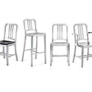 Krzesła designerskie Navy 1006 od Emeco ze szczotkowanego aluminium wokół stołu