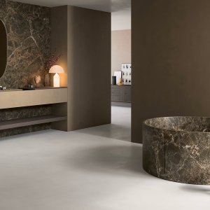 Zestaw umywalkowy Flora w wykończeniu Brushed Steel Look PVD, widok z przodu