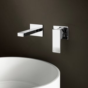 Łazienka dyrekcji z baterią umywalkową Mint Fantini w chromie