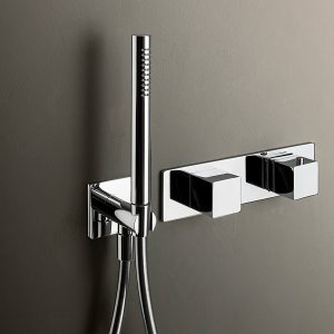 Podtynkowa bateria ścienna Mint Fantini w Matt Gun Metal PVD nad umywalką