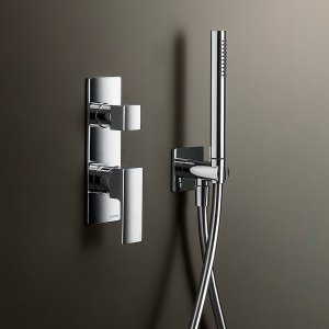 Armatura łazienkowa Mint Fantini: bateria ścienna z rozetami i wylewką 19 cm w chromie