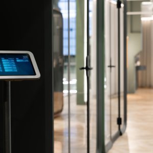 Ciemna Framery One Compact obok stanowisk pracy