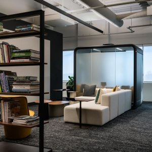 Ciemna Framery Four obok stanowisk pracy