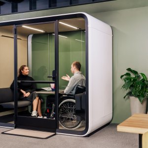 Framery Four Accessible ze składanymi meblami