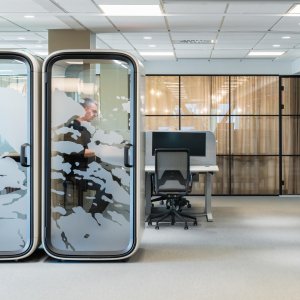 Framery One Compact z profilu na metrze kwadratowym podłogi
