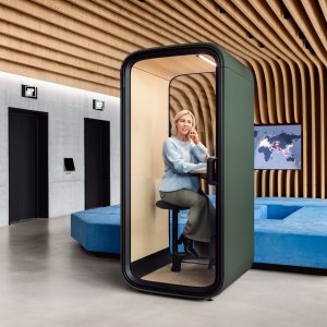 Wnętrze Framery One Compact z blatem ze sklejki brzozowej