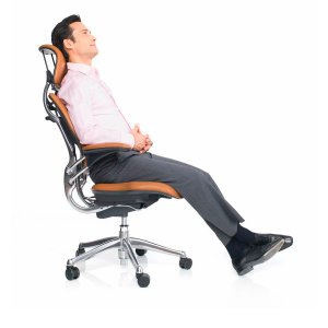 Freedom od Humanscale przy biurku gabinetowym
