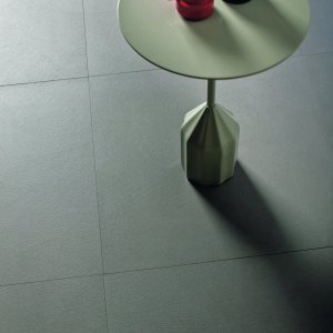 Sala konferencyjna z podłogą z gresu Déchirer