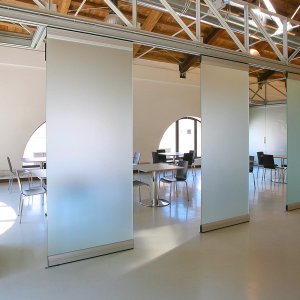 Korba wsunięta z tyłu panelu PMI