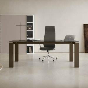 Biurko gabinetowe GO od Colombini Office z podporami melaminowymi