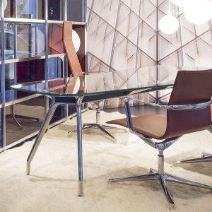 Kuna Chair w czerwieni bułgarskiej
