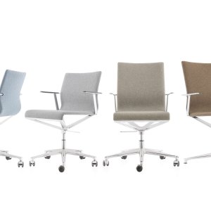 Krzesła konferencyjne Stick Chair od ICF Office przy stole