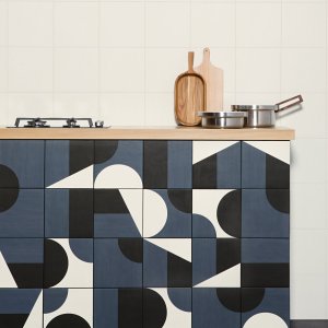 Gładkie płytki Puzzle na ścianie biura