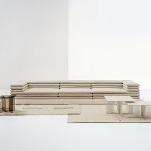 Sofa Acamante 3-osobowa o długości 395 cm z podstawą lakierowaną w kolorze kości słoniowej