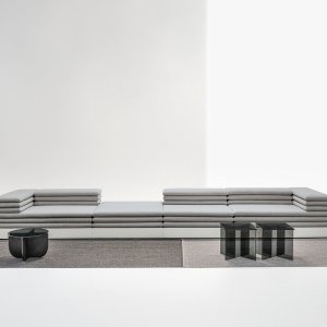 Dwuosobowa sofa Acamante LaCividina z podstawą obitą tą samą tkaniną