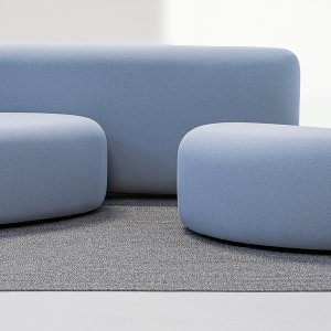 Mała pufa Lisse projektu Sabine Marcelis pokazana osobno