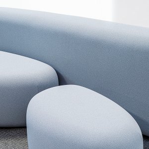 Dwie pufy Lisse, mała i średnia, ustawione jedna przy drugiej