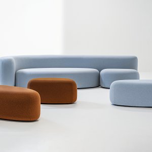 Sofa Lisse z dwiema pufami dosuniętymi do siedziska