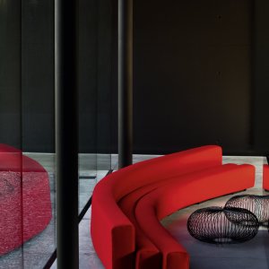 Zamknięty pierścień sof Osaka wokół kolumny