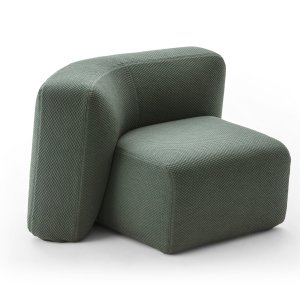 Fotel Suiseki obok niskiego stolika w lounge