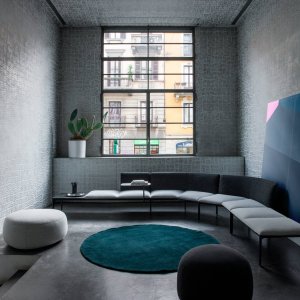 Sofa dwuosobowa ADD w hotelowym lobby