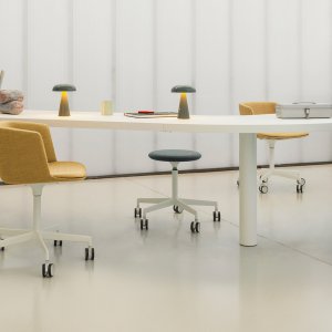 Nogi z litego drewna pod fotelem Cut