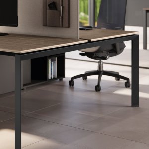 Operacyjny desking-bench 5th Element od Las Mobili na trapezowych nogach mostowych ze stali ciągnionej