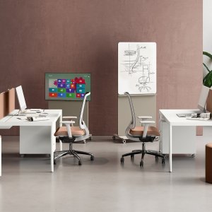 Detal czerwonego profilu PVC na ramie bencha Fil Rouge