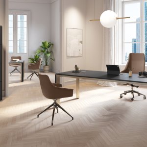 Nowoczesne biurko gabinetowe Iulio od Las Mobili z aluminiowymi nogami Inox Grey i wstawką w dekorze drewna