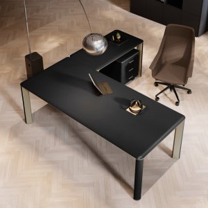 Detal nogi Iulio z wyciskanego aluminium z pionowym profilem w dekorze drewna