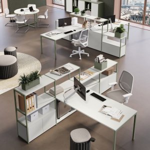 System biurek operacyjnych Sigma od Las Mobili ze stanowiskami bench na kwadratowych stalowych nogach