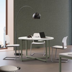Bench Sigma dla czterech osób z zielonymi nogami mostowymi