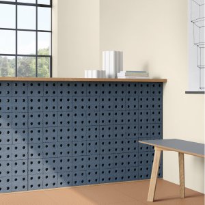 Ściana Bloc Grey za stołem konferencyjnym