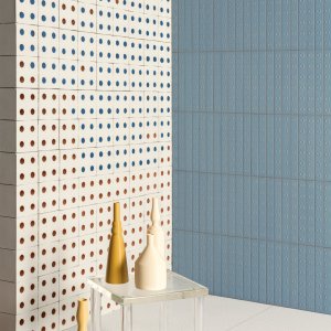 Komoda ułożona z bloków Bloc Blue z drewnianym blatem