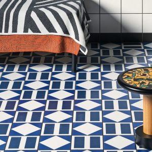 Szkliwiony gres Mutina ze wzorem Black Terracotta w formacie 20,5×20,5 cm