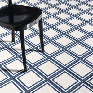 Szkliwiony gres Mutina ze wzorem Flower Black w formacie 20,5×20,5 cm