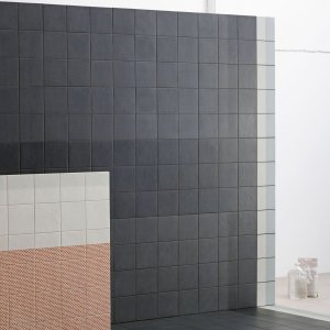 Plytka Base Black z kolekcji Tape od Mutiny