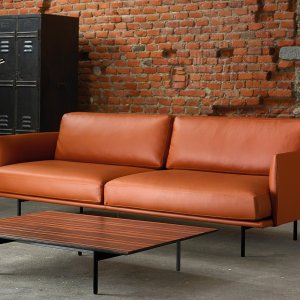 Sofa dwuosobowa New York marki Quinti w koniakowej skórze na czarnych stalowych nogach