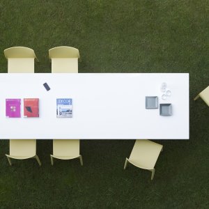Kozioł stalowy 80×40 mm ustawiony 47,5 cm od krawędzi blatu Arki-Table