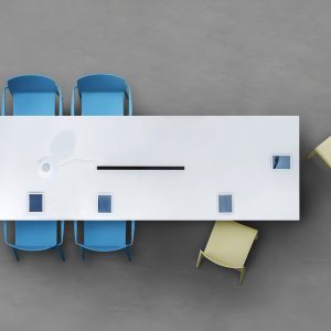 Stół konferencyjny Arki-Table od Pedrali na kozłach stalowych z blatem z laminatu kompaktowego