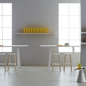 Rama z wyciskanego aluminium pod blatem stołu Pedrali Arki-Table