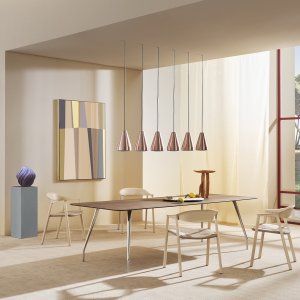 Rizz Workstation na cztery stanowiska z panelami akustycznymi i mostem świetlnym K_LUCE