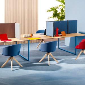 Toa od Pedrali, design Robin Rizzini, w sali konferencyjnej na dziesięć osób