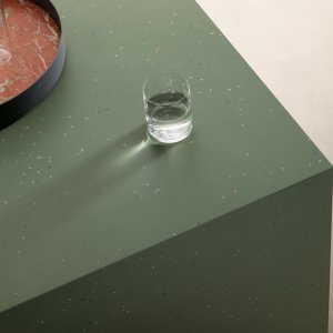 Powierzchnia Primavera od Mutiny z kolorowymi drobinami ceramicznymi