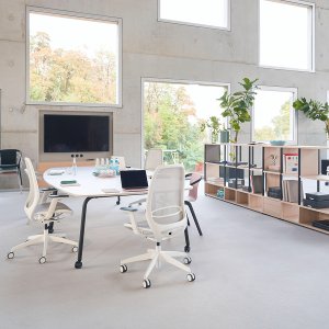 Rząd krzeseł se:air wzdłuż benchu do hot deskingu