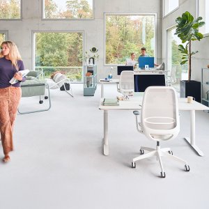 Antracytowe oparcie z membraną krzesła se:kit na czarnej ramie poliamidowej